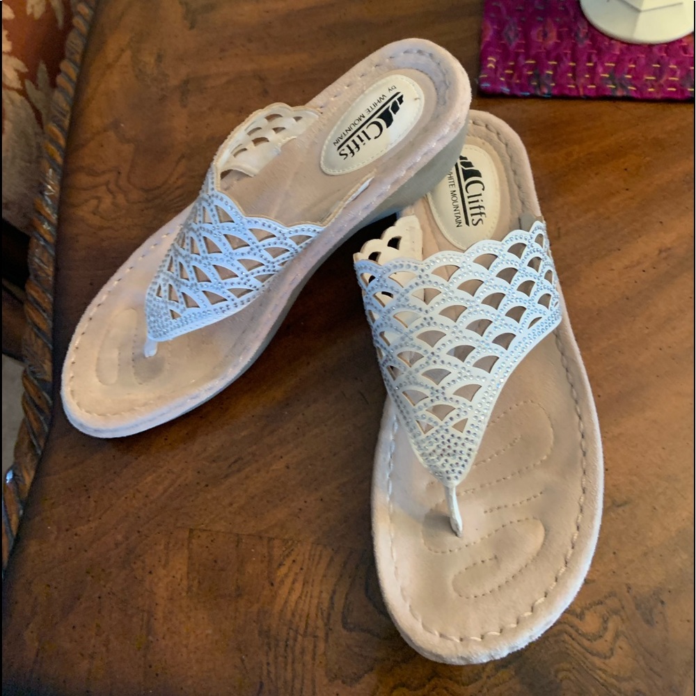 White Mountain beautiful comfy sandals.